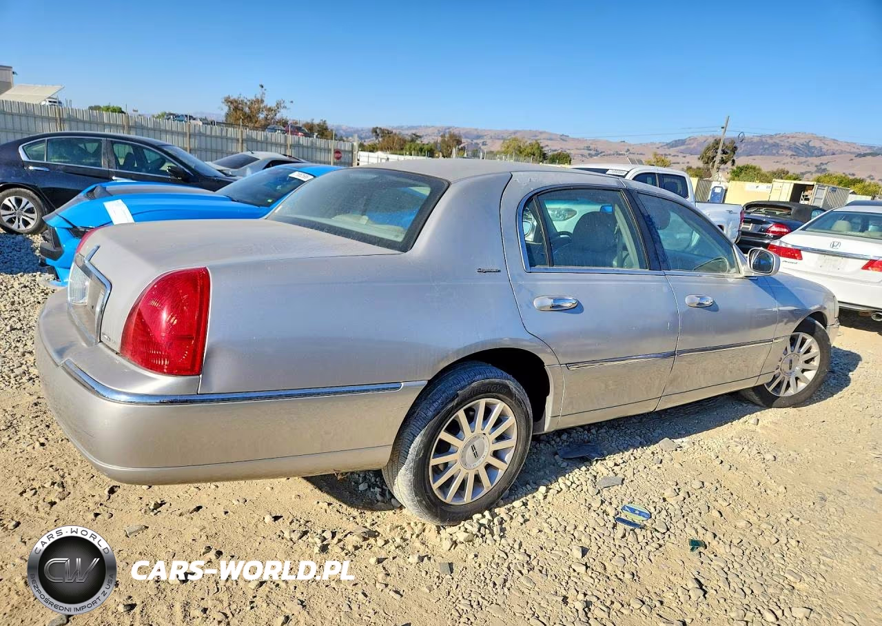 2007 Lincoln Town Car Signature VIN:1LNHM81W17Y620971 - 3