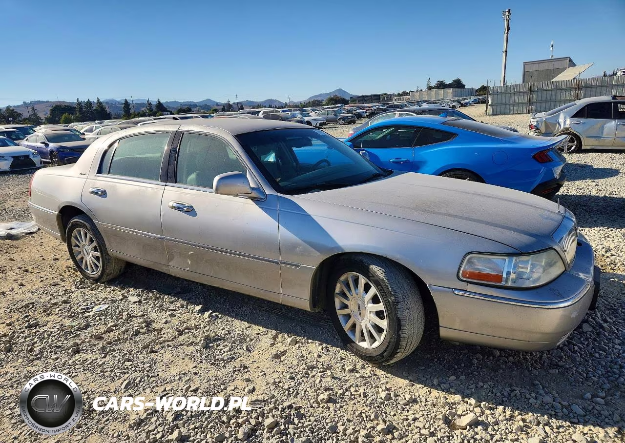 2007 Lincoln Town Car Signature VIN:1LNHM81W17Y620971 - 4