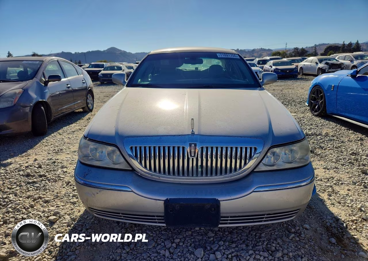 2007 Lincoln Town Car Signature VIN:1LNHM81W17Y620971 - 5