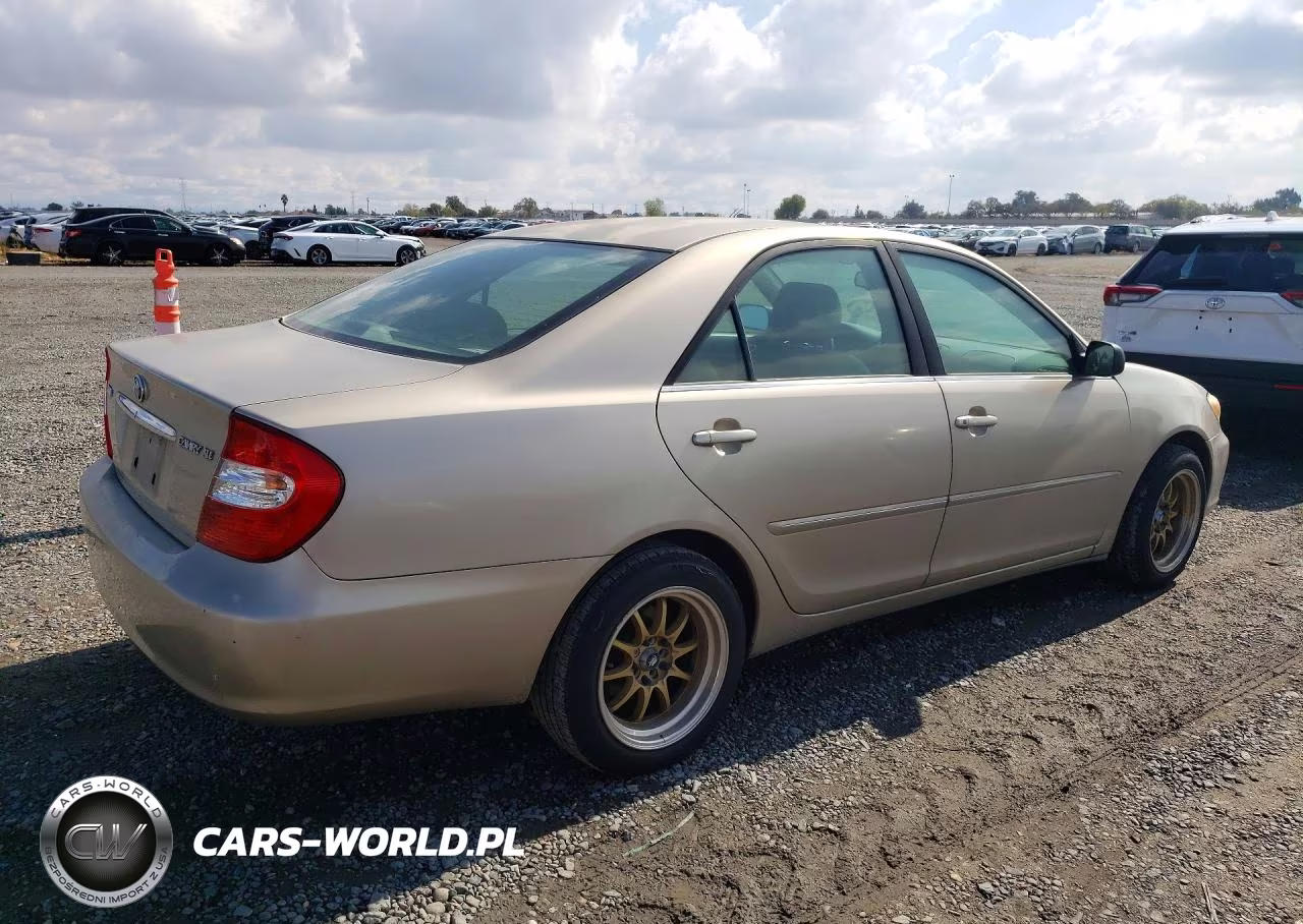 2002 Toyota Camry Xle VIN:JTDBE30K920135056 - 3