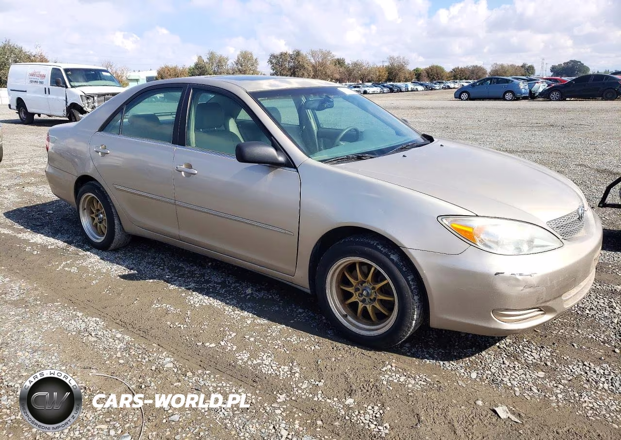 2002 Toyota Camry Xle VIN:JTDBE30K920135056 - 4