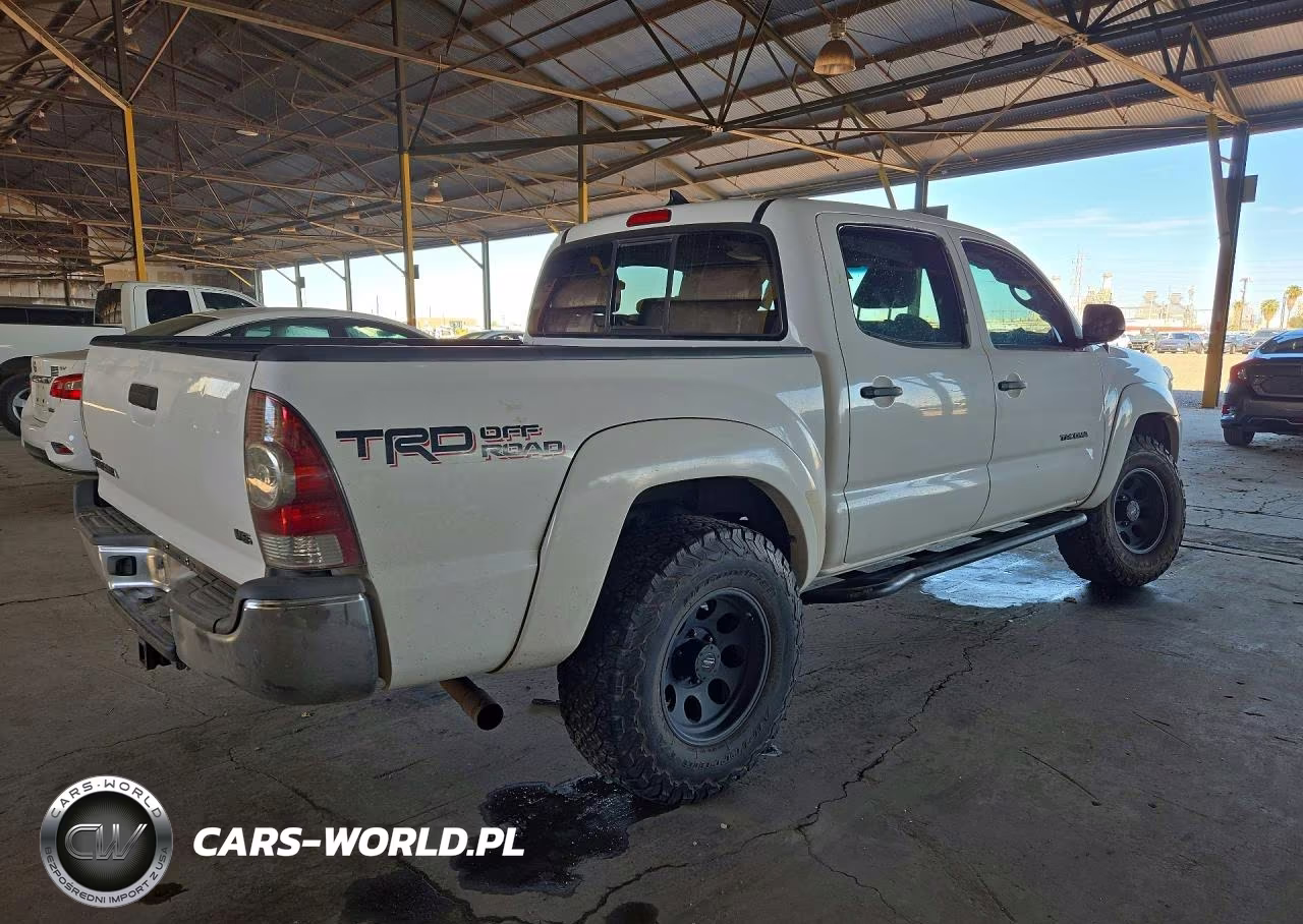 2015 Toyota Tacoma V6 VIN:3TMLU4EN2FM193366 - 3