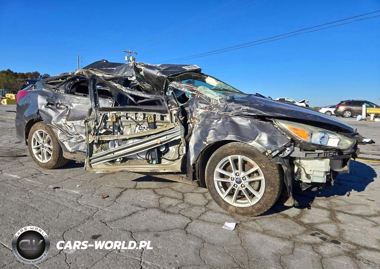2015 Ford Focus Se VIN:1FADP3F24FL209083 - 4