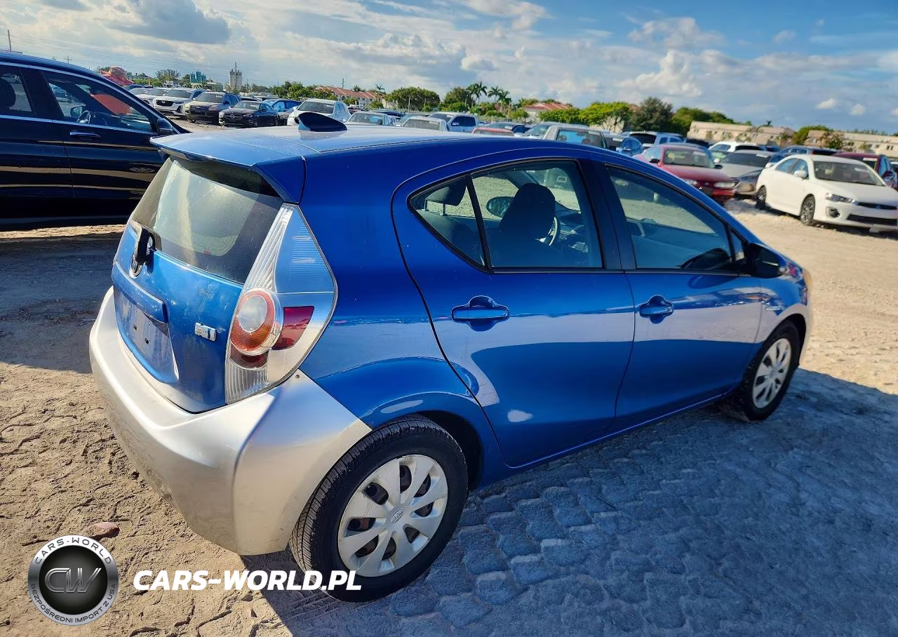 2012 Toyota Prius C Two VIN:JTDKDTB38C1009288 - 3