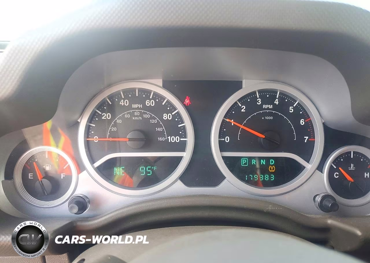2008 Jeep Wrangler Unlimited Sahara VIN:1J4GA59138L537650 - 9
