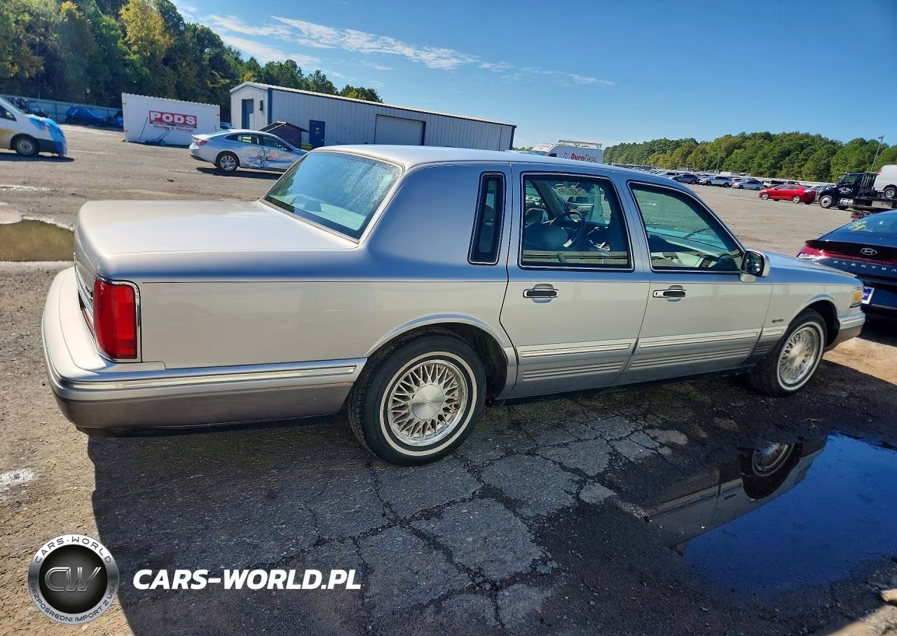 1997 Lincoln Town Car Signature VIN:1LNLM82W1VY734393 - 3