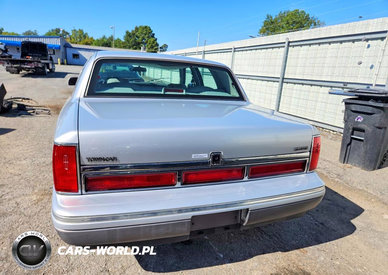 1997 Lincoln Town Car Signature VIN:1LNLM82W1VY734393 - 6