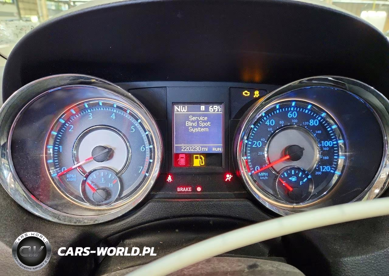 2015 Chrysler Town & Country Touring L VIN:2C4RC1CG0FR554585 - 9