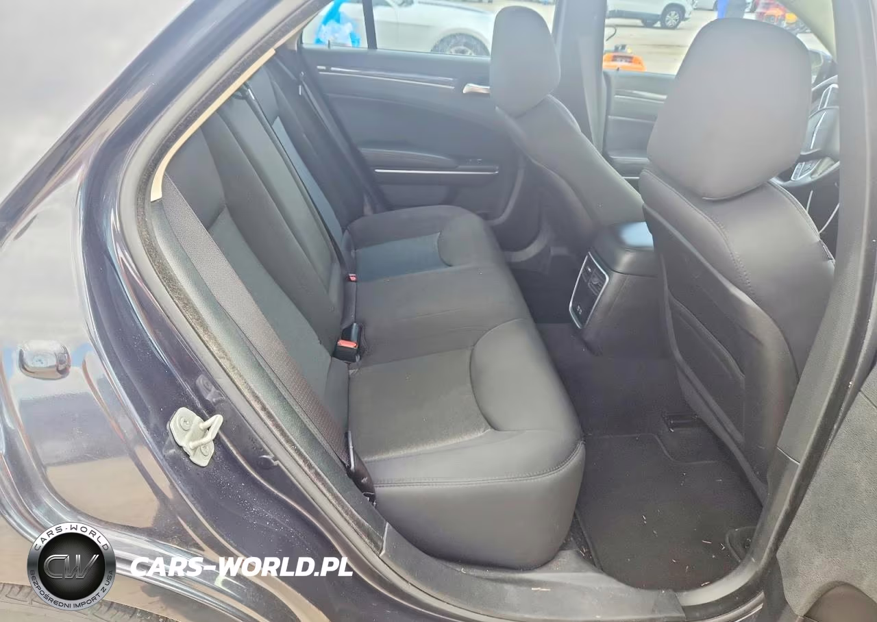 2019 Chrysler 300 Touring VIN:2C3CCAAG8KH648291 - 10