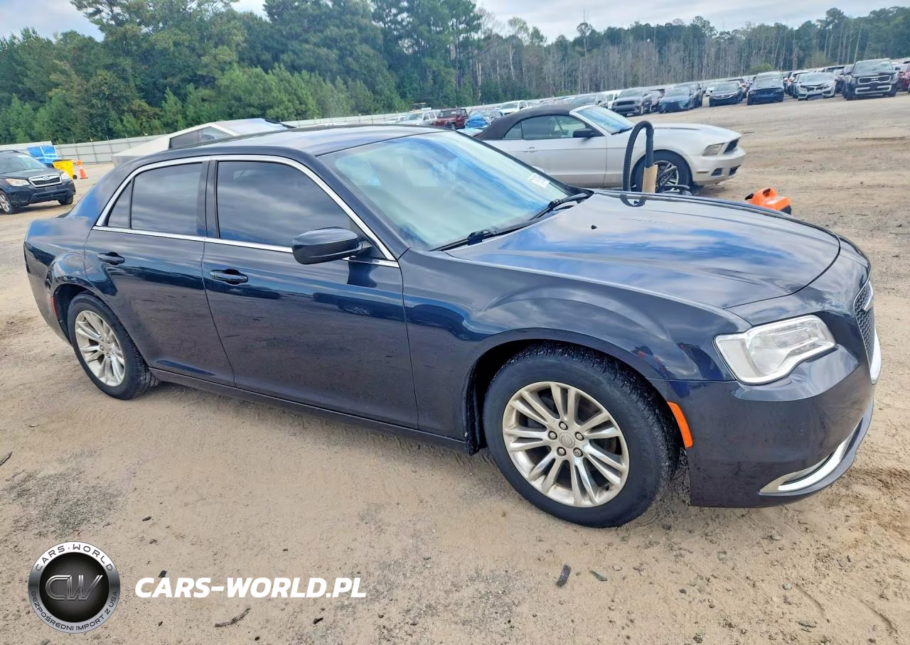 2019 Chrysler 300 Touring VIN:2C3CCAAG8KH648291 - 4