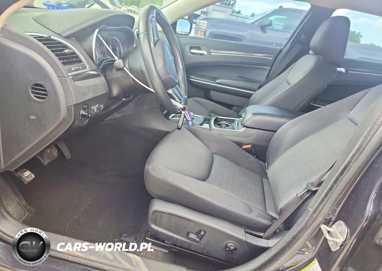2019 Chrysler 300 Touring VIN:2C3CCAAG8KH648291 - 7