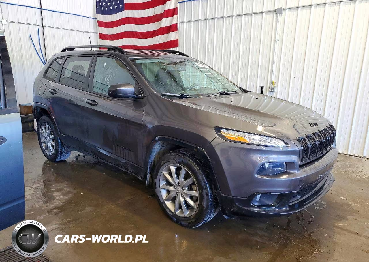2018 Jeep Cherokee Latitude VIN:1C4PJMCB8JD586828 - 4