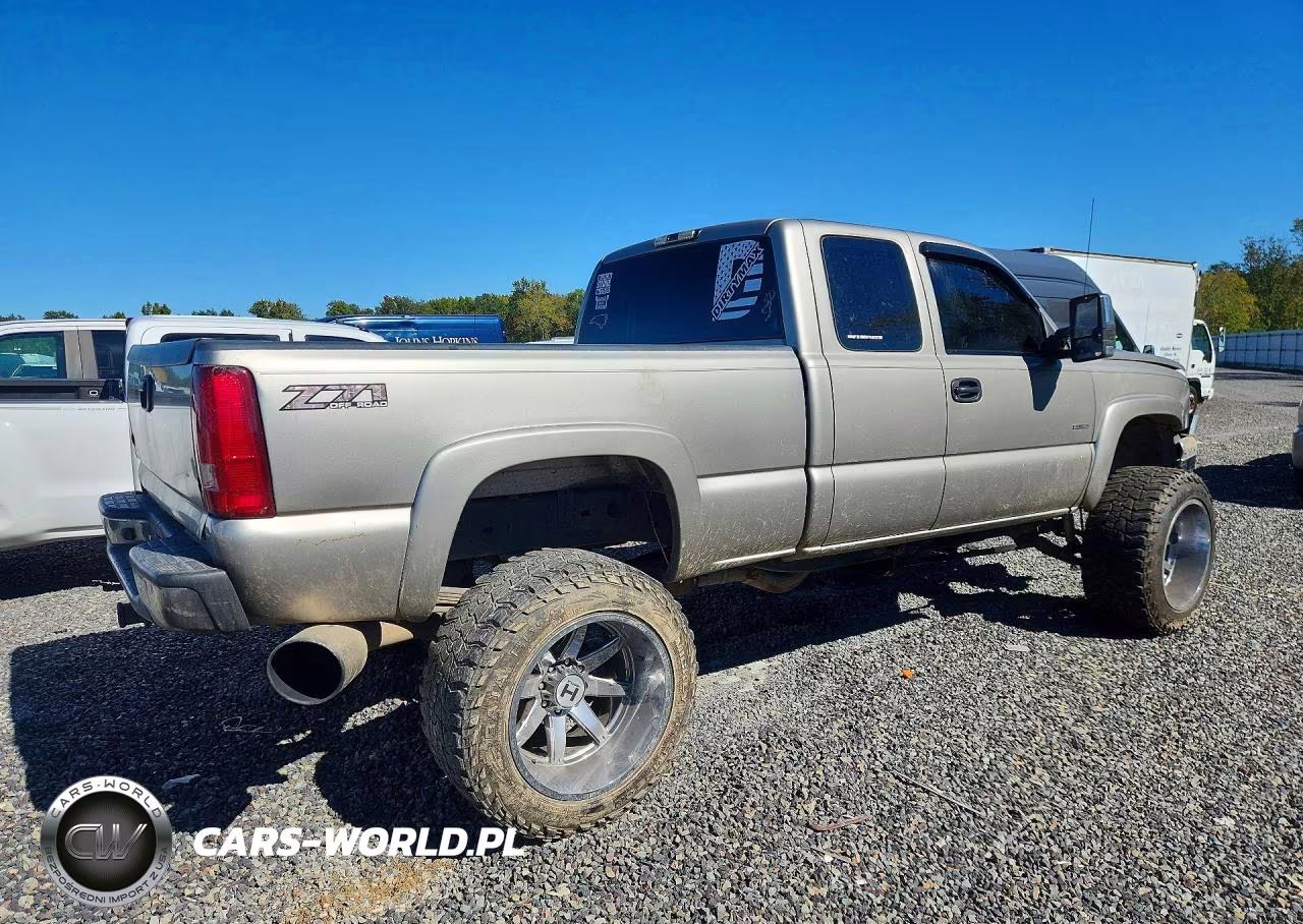 2003 Chevrolet Silverado K2500 Heavy Duty VIN:1GCHK29113E106310 - 3