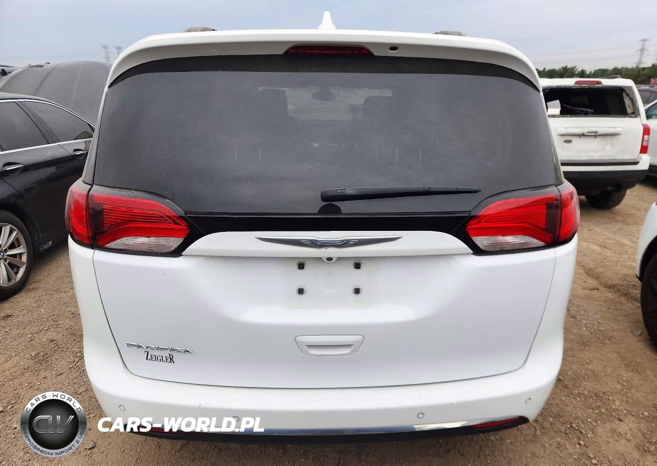 2017 Chrysler Pacifica Touring L VIN:2C4RC1BG0HR803617 - 6