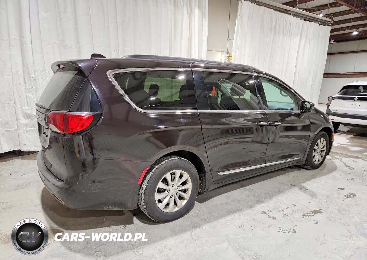 2017 Chrysler Pacifica Touring L VIN:2C4RC1BG4HR804916 - 3