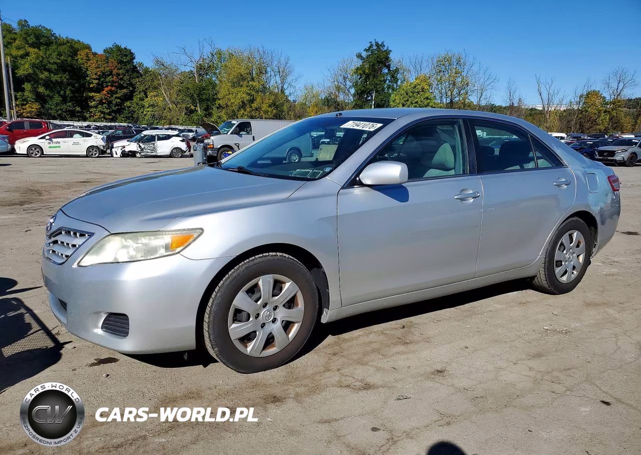 2010 Toyota Camry Le – zdjęcie 1 z 12