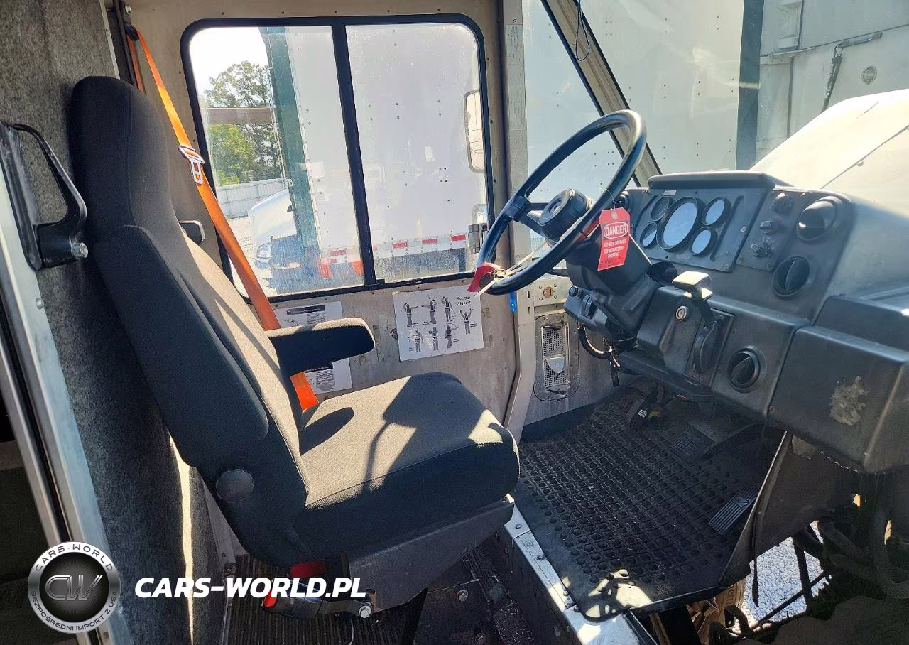 2001 Freightliner Mt45 Chassis Delivery Truck VIN:4UZAANBW71CH86586 - 7