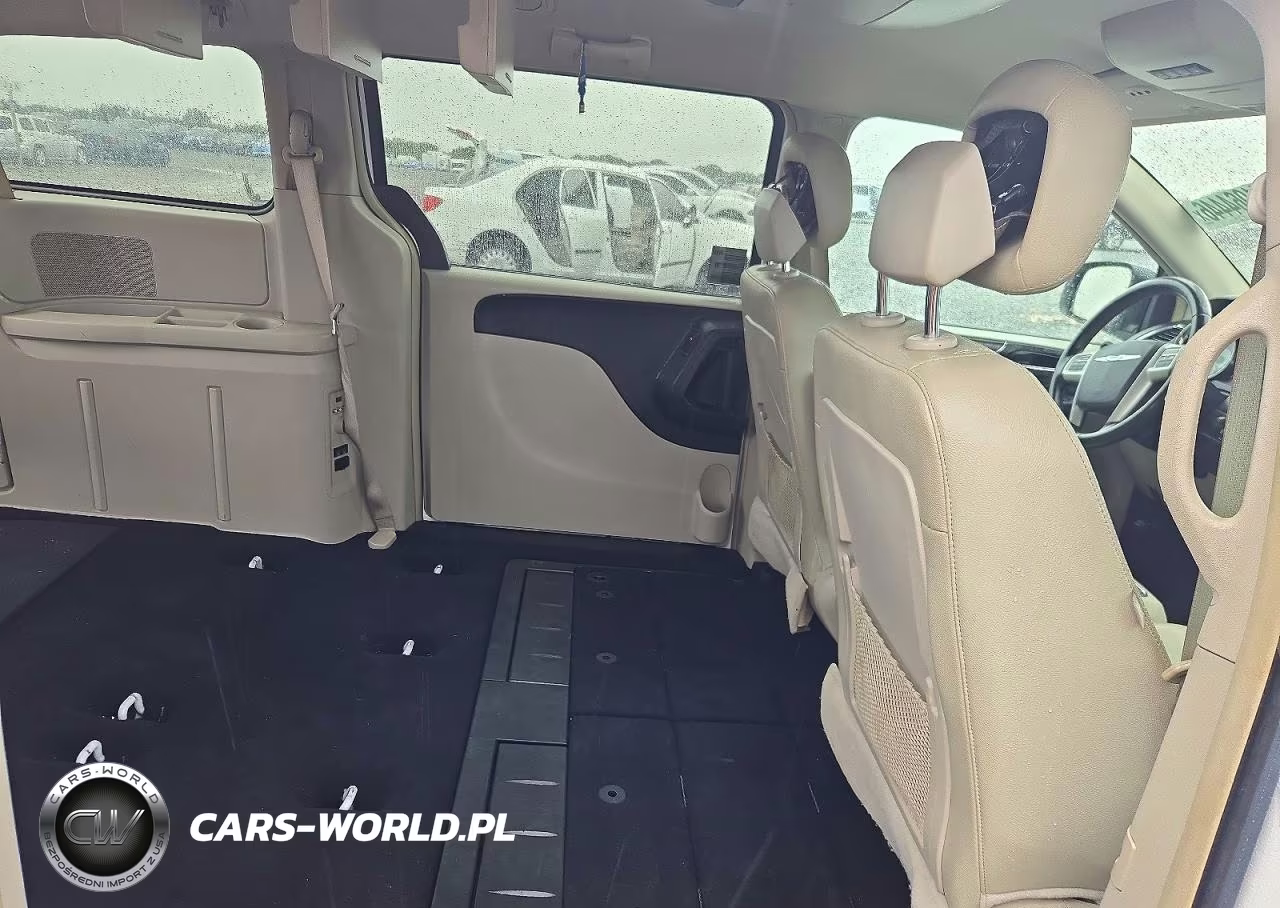 2015 Chrysler Town & Country Touring VIN:2C4RC1BG2FR654799 - 11
