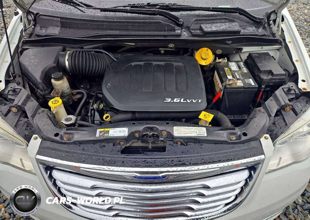 2015 Chrysler Town & Country Touring VIN:2C4RC1BG2FR654799 - 12