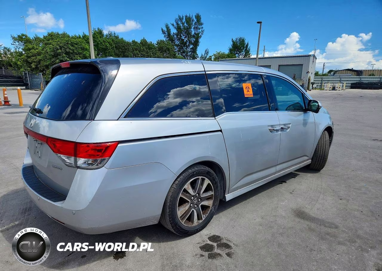 2015 Honda Odyssey Touring VIN:5FNRL5H97FB086321 - 3