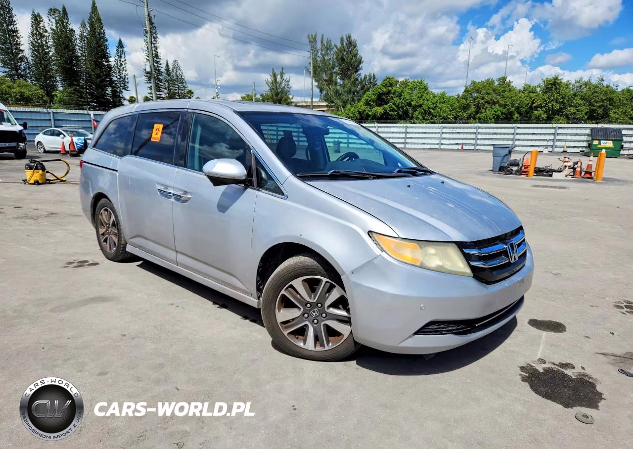 2015 Honda Odyssey Touring VIN:5FNRL5H97FB086321 - 4