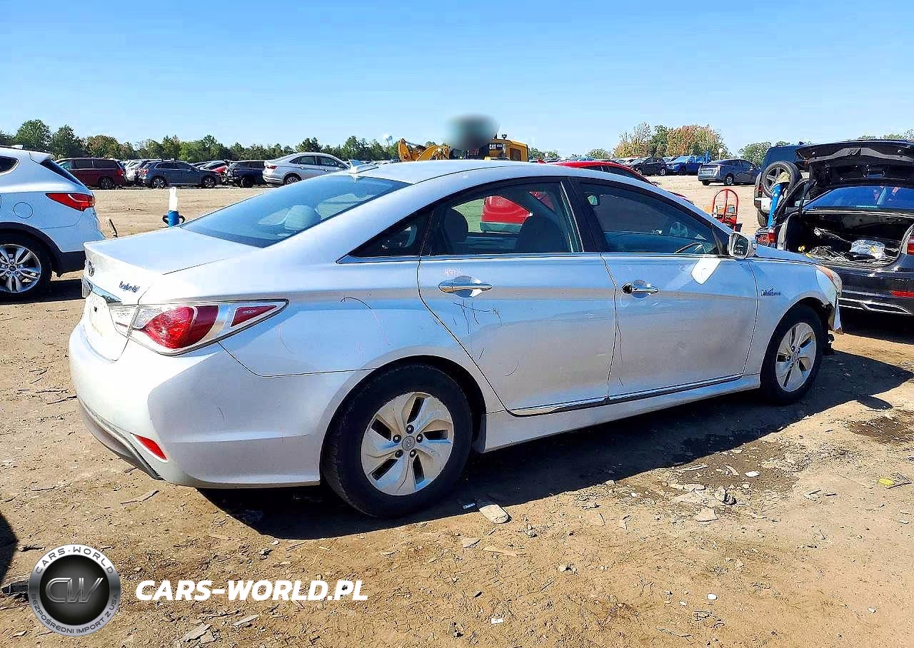 2015 Hyundai Sonata Hybrid Base VIN:KMHEC4A49FA137684 - 3