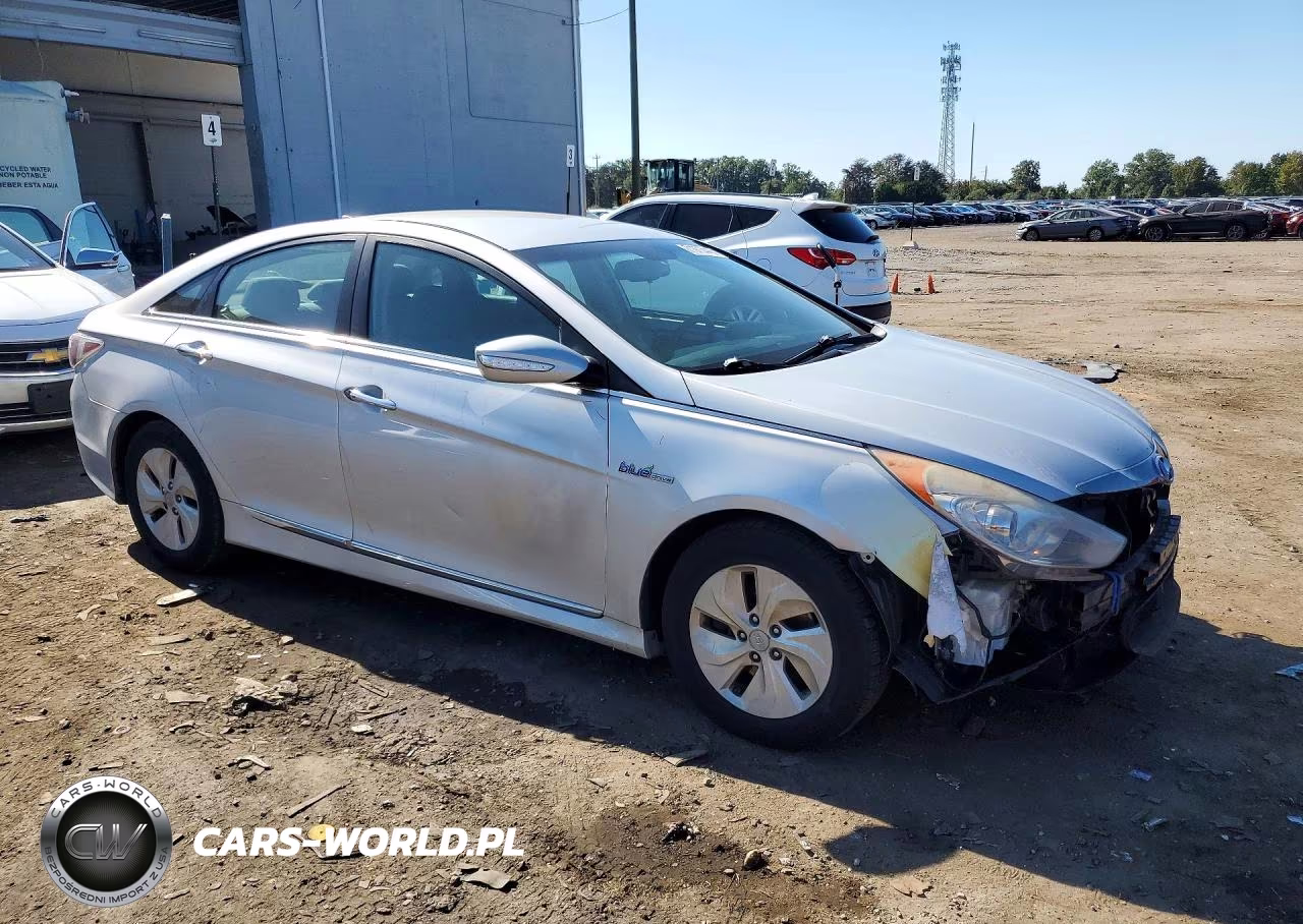 2015 Hyundai Sonata Hybrid Base VIN:KMHEC4A49FA137684 - 4