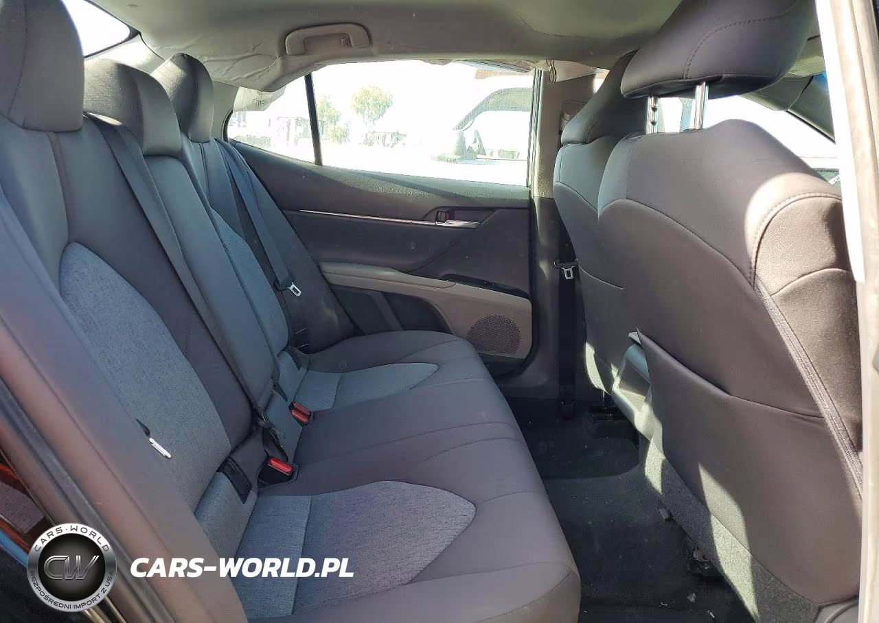 2018 Toyota Camry Le VIN:4T1B11HKXJU127197 - 10