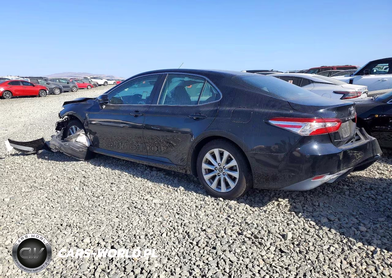 2018 Toyota Camry Le VIN:4T1B11HKXJU127197 - 2