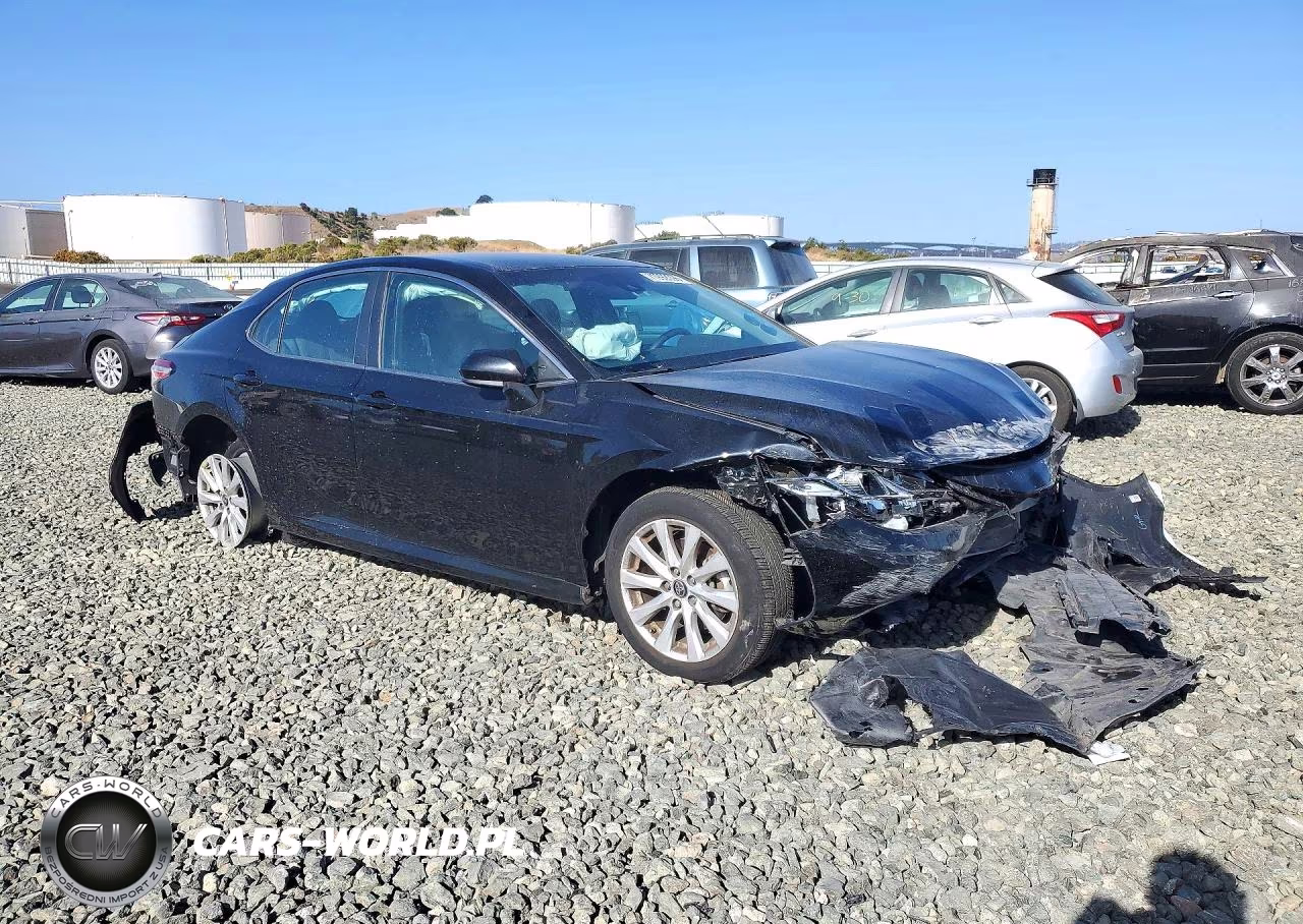 2018 Toyota Camry Le VIN:4T1B11HKXJU127197 - 4