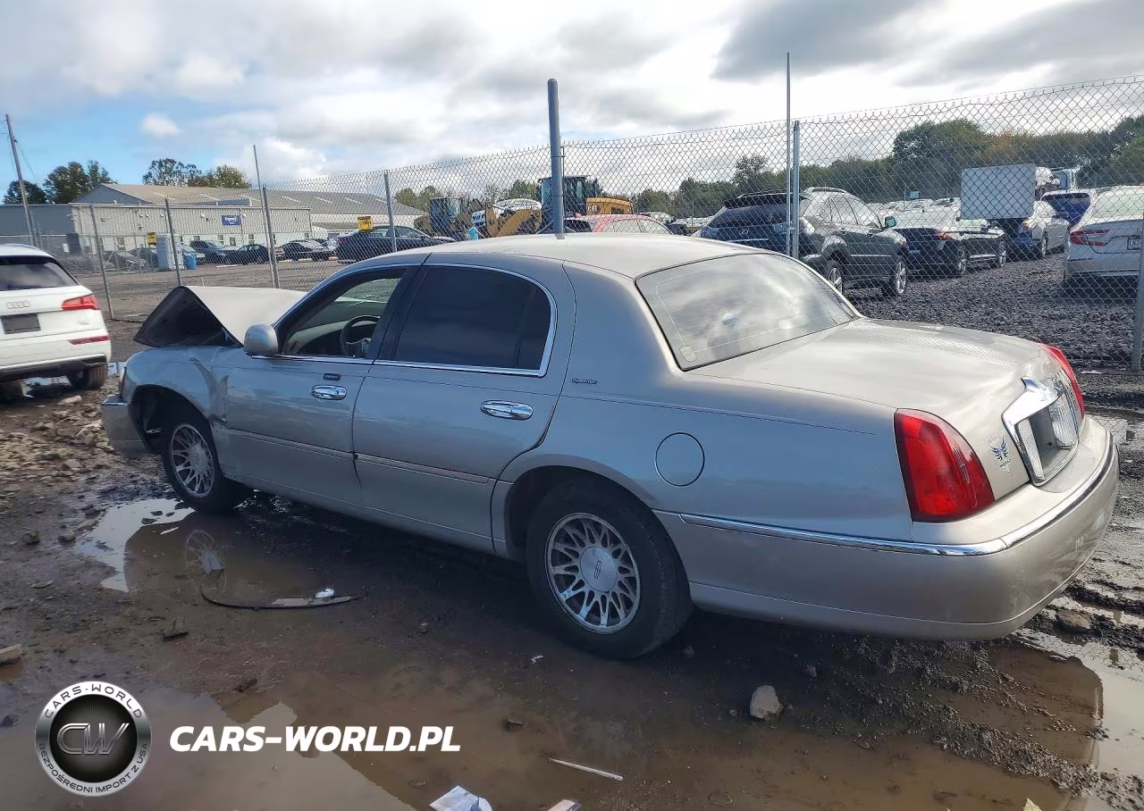 2001 Lincoln Town Car Signature VIN:1LNHM82W01Y620885 - 2