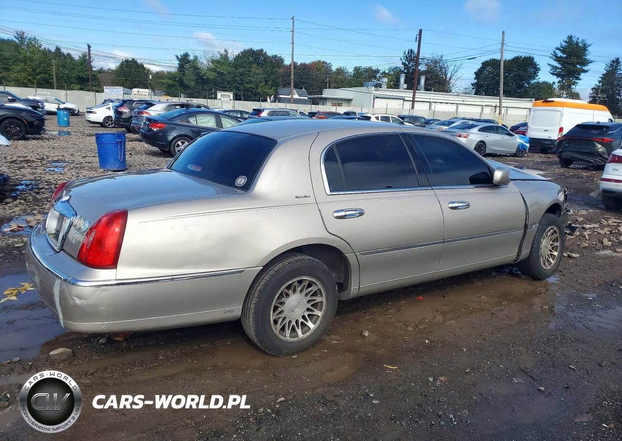 2001 Lincoln Town Car Signature VIN:1LNHM82W01Y620885 - 3