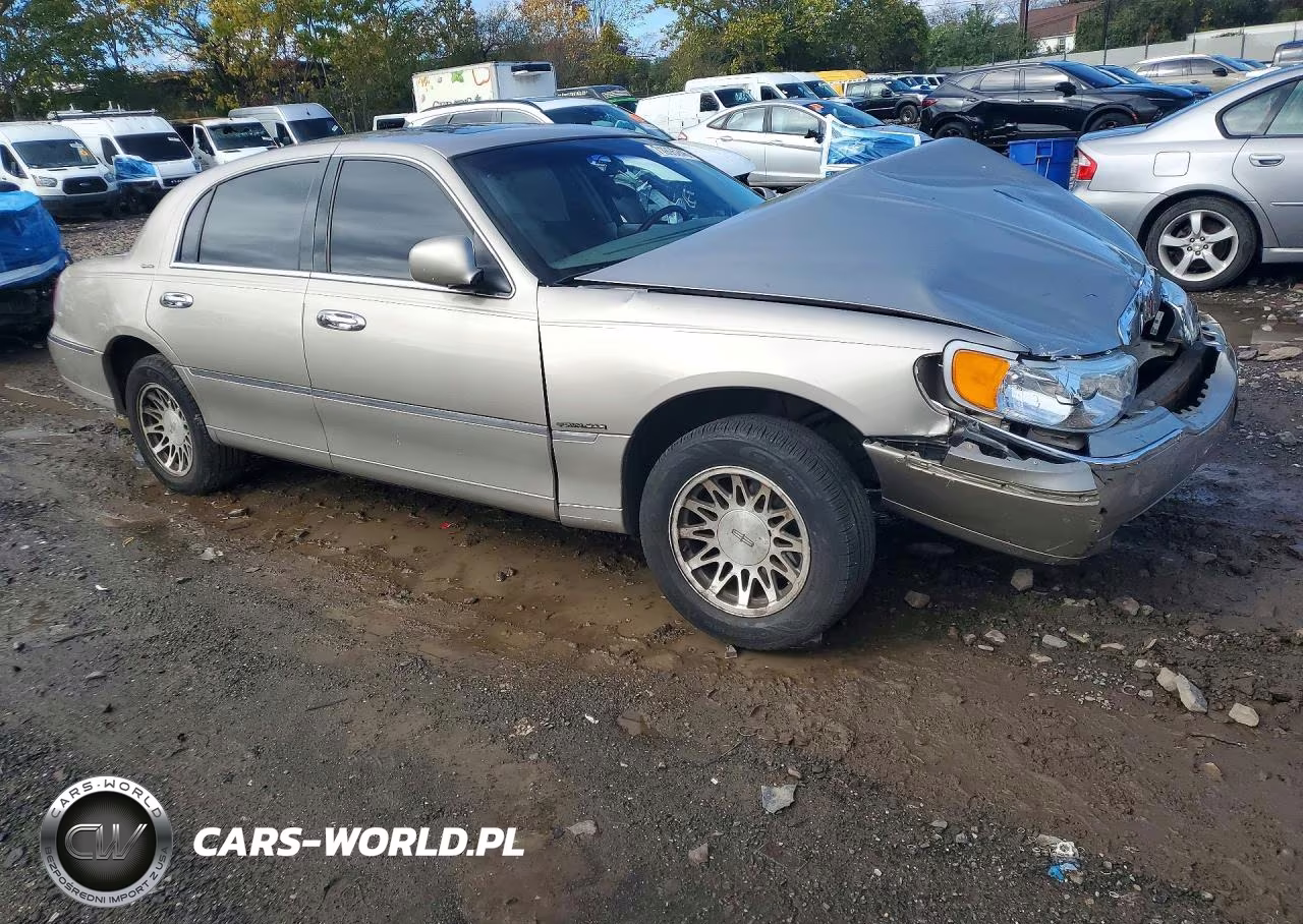 2001 Lincoln Town Car Signature VIN:1LNHM82W01Y620885 - 4