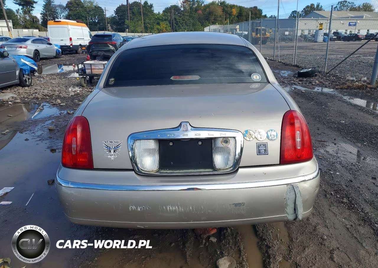 2001 Lincoln Town Car Signature VIN:1LNHM82W01Y620885 - 6