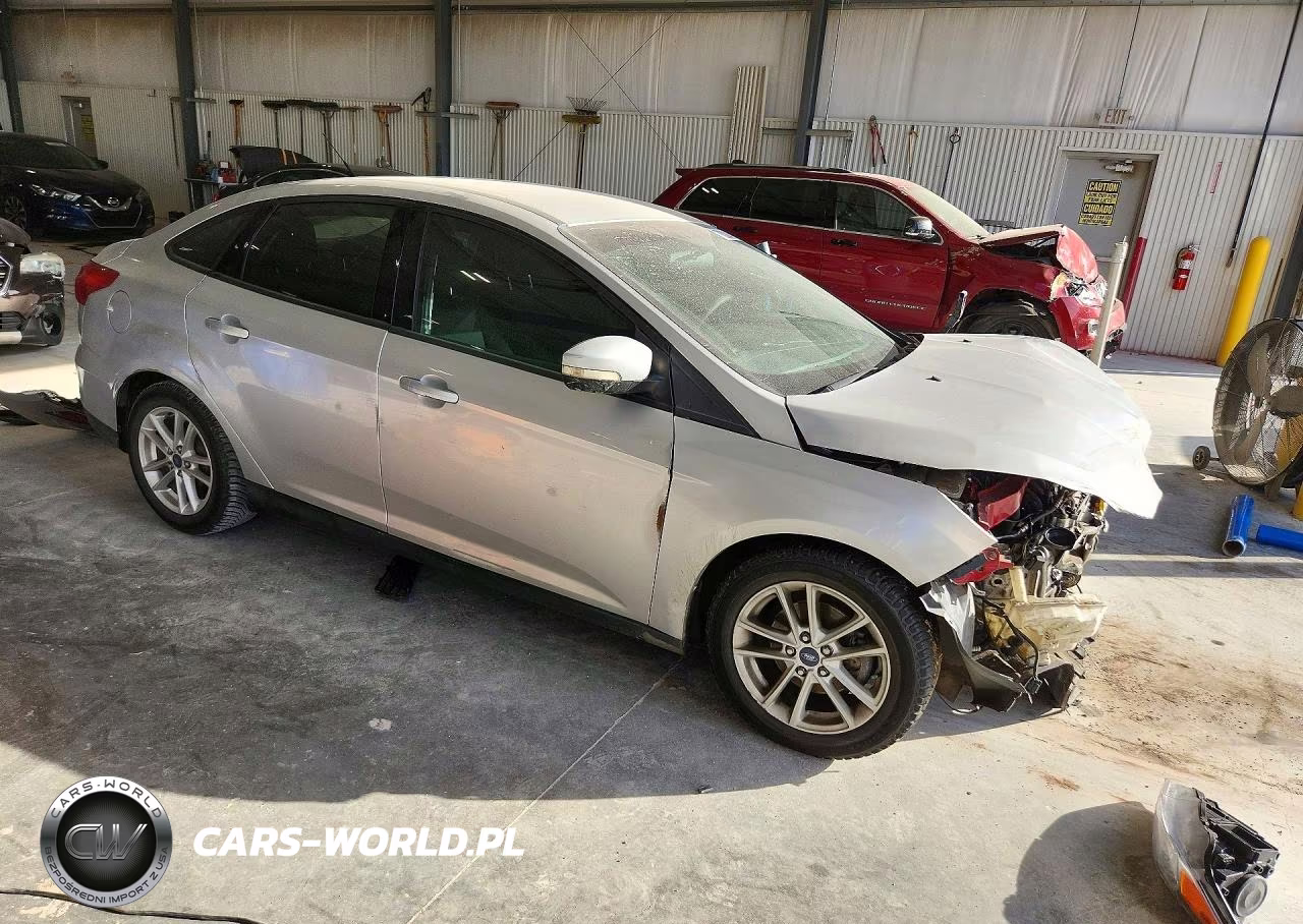 2017 Ford Focus Se VIN:1FADP3F25HL317294 - 4