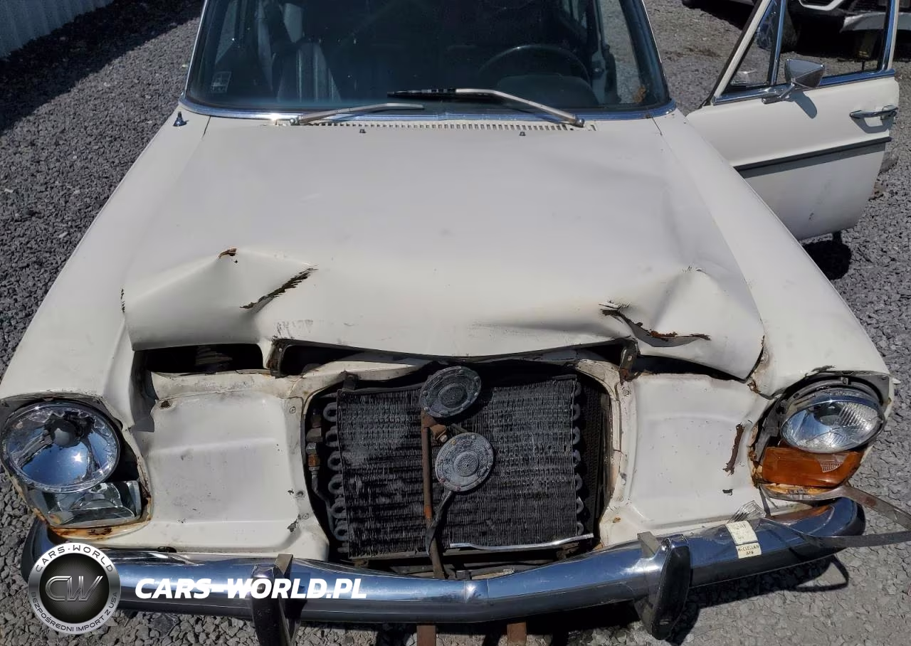 1970 Mercedes-Benz 220D VIN:11511012102532 - 11