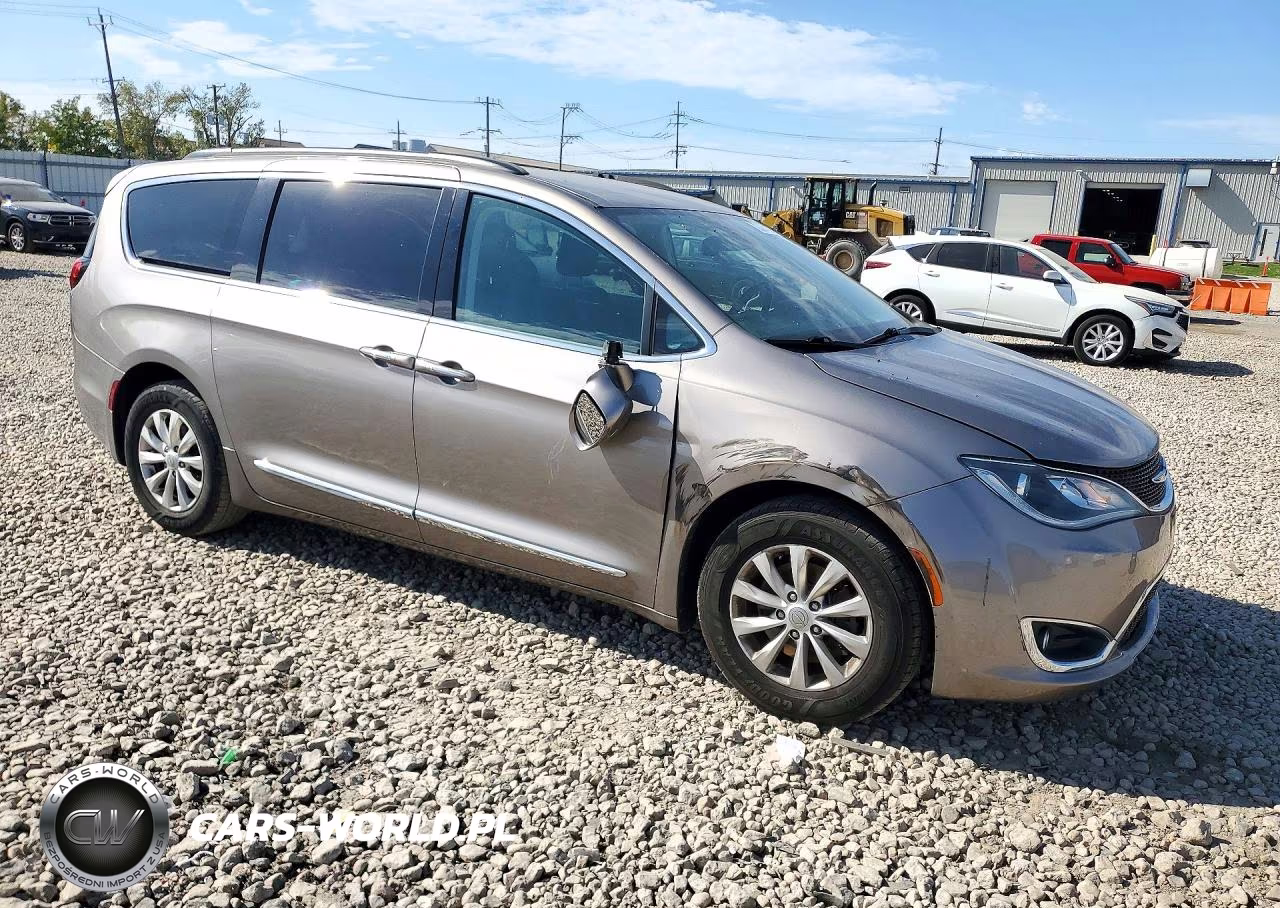 2017 Chrysler Pacifica Touring L VIN:2C4RC1BGXHR540746 - 4