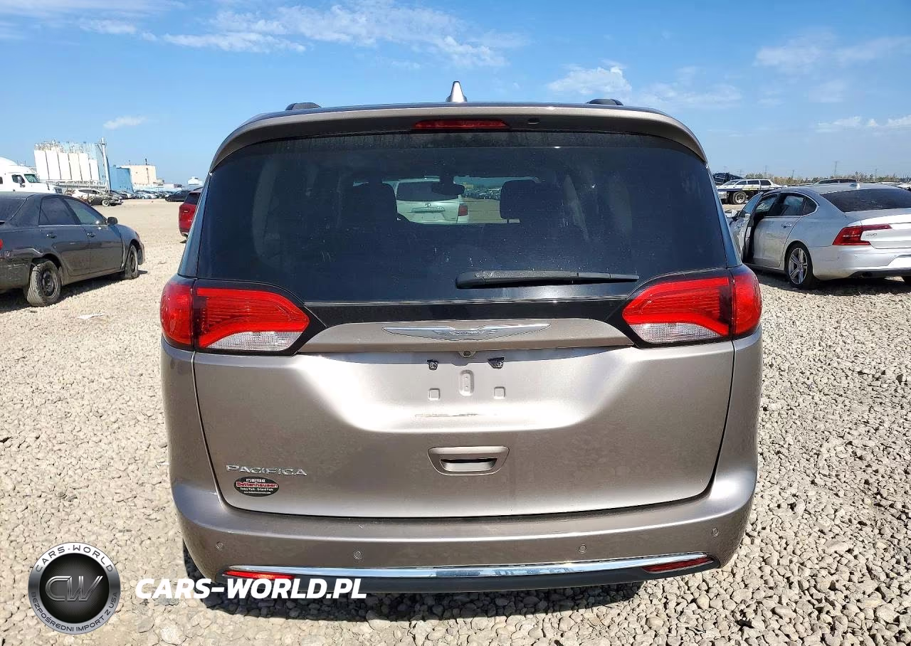 2017 Chrysler Pacifica Touring L VIN:2C4RC1BGXHR540746 - 6