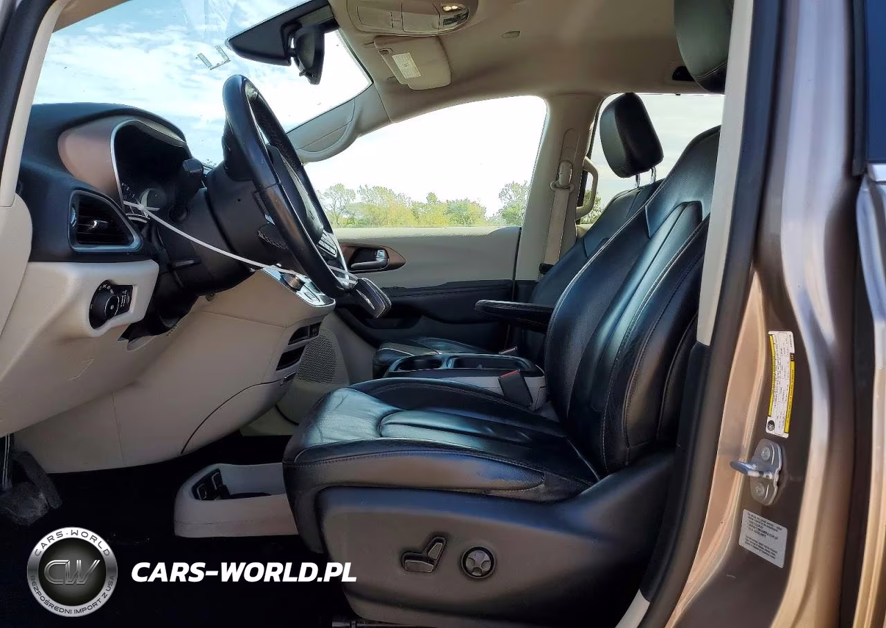 2017 Chrysler Pacifica Touring L VIN:2C4RC1BGXHR540746 - 7