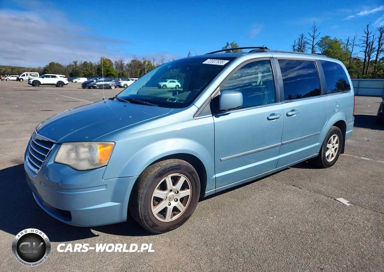 2010 Chrysler Town & Country Touring – zdjęcie 1 z 13