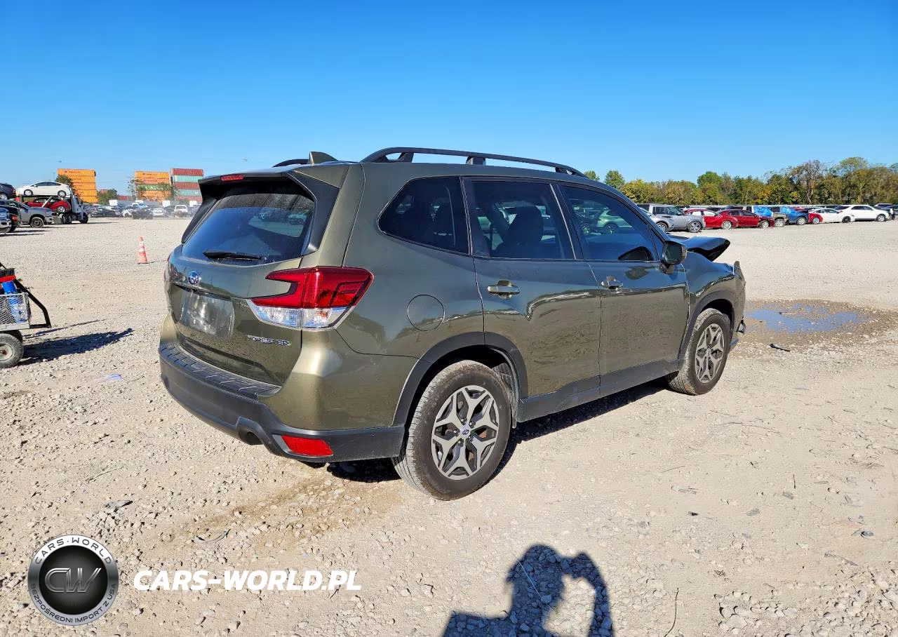 2023 Subaru Forester Premium VIN:JF2SKADC3PH447903 - 3