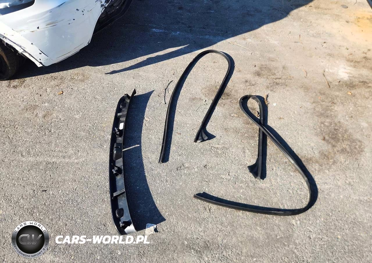 2025 Tesla Model Y VIN:7SAYGDEEXSF224930 - 12