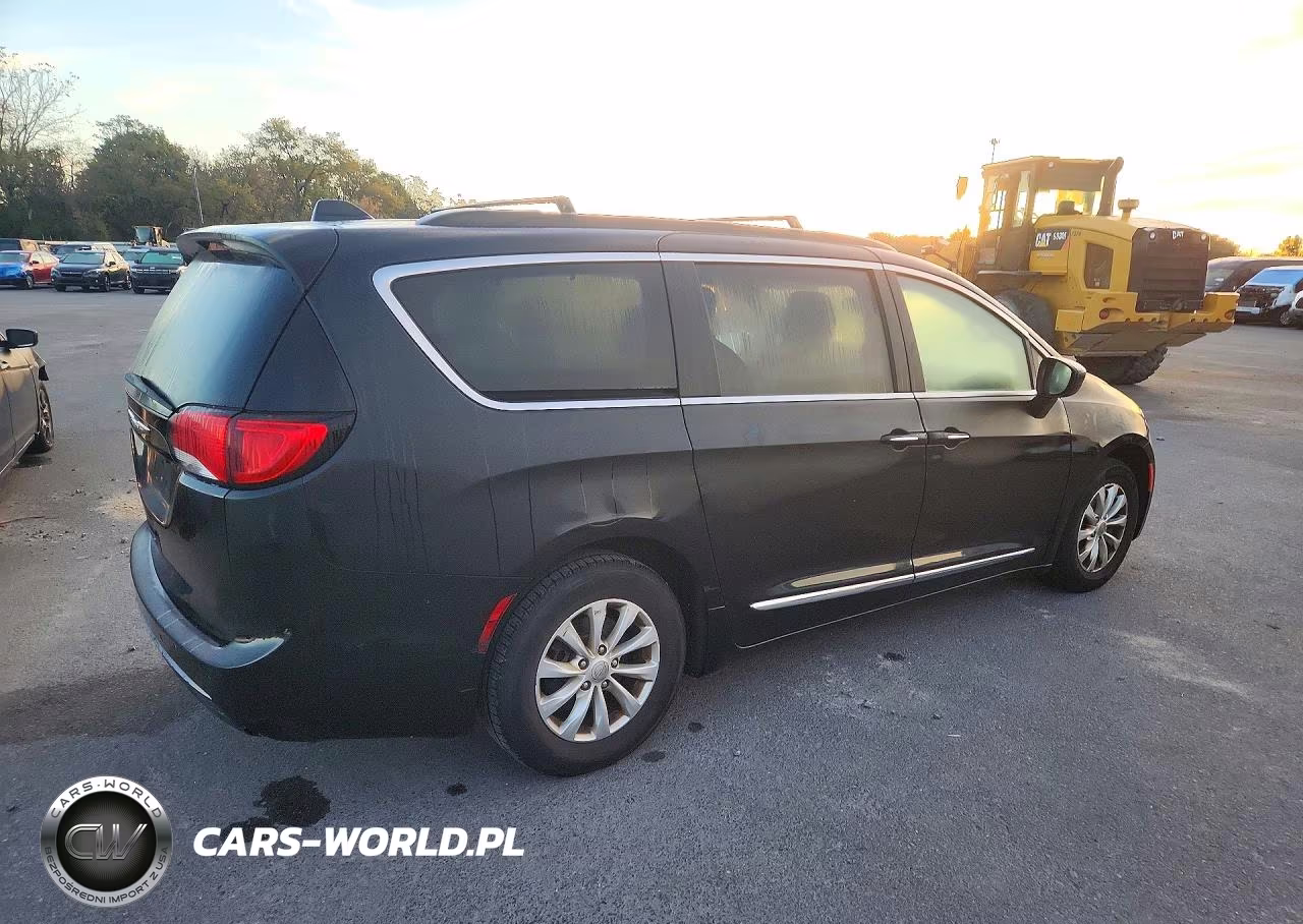 2017 Chrysler Pacifica Touring L VIN:2C4RC1BG1HR583288 - 3