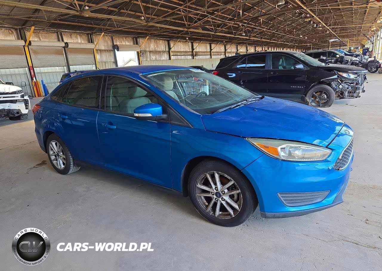2016 Ford Focus Se VIN:1FADP3F21GL395893 - 4