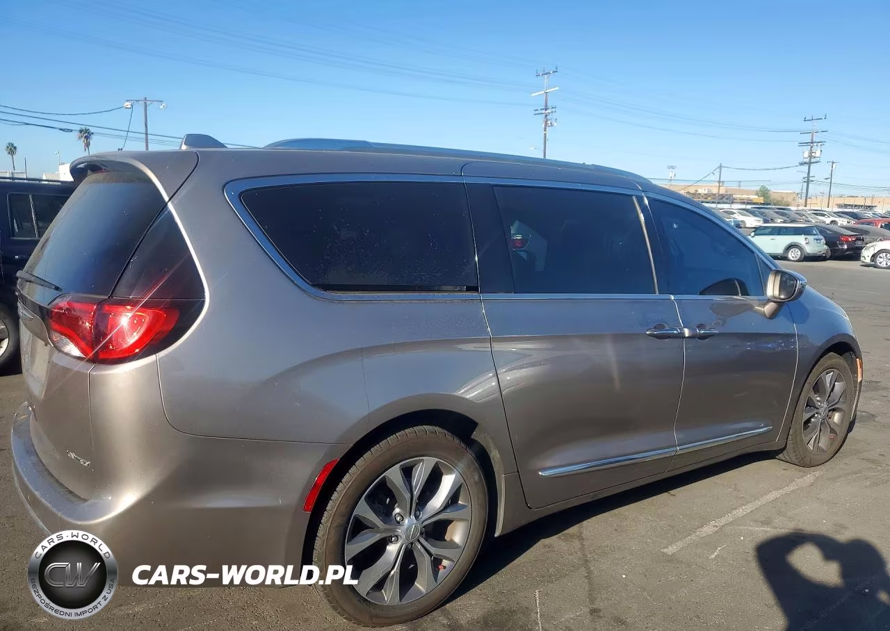 2017 Chrysler Pacifica Limited VIN:2C4RC1GG5HR653156 - 3