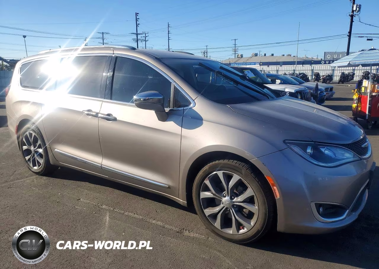 2017 Chrysler Pacifica Limited VIN:2C4RC1GG5HR653156 - 4