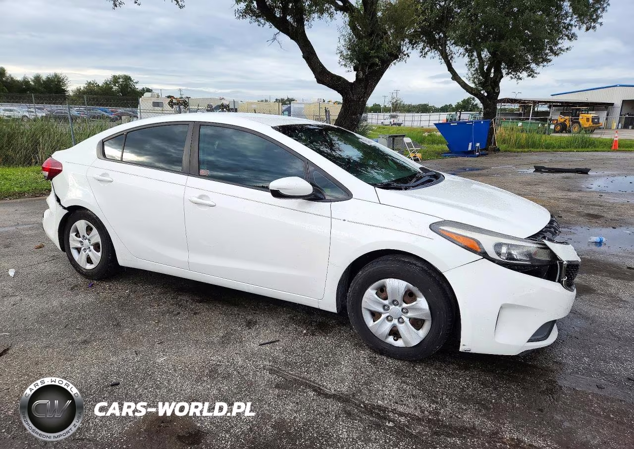 2017 Kia Forte Lx VIN:3KPFK4A7XHE082572 - 4