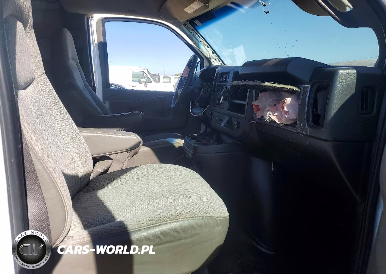 2019 GMC Savana G2500 VIN:1GTW7AFG8K1328618 - 11
