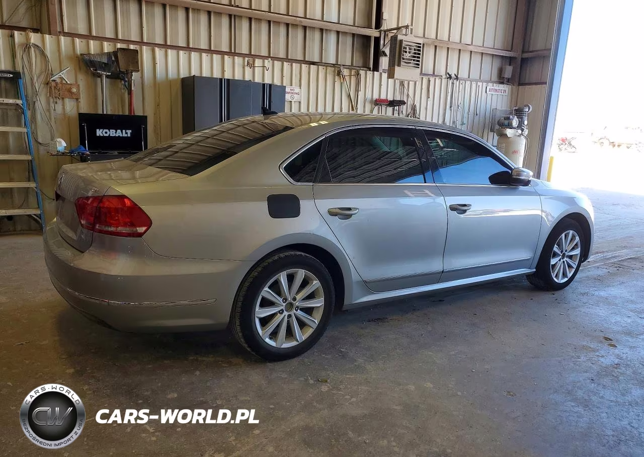 2013 Volkswagen Passat Sel VIN:1VWCH7A33DC004570 - 3