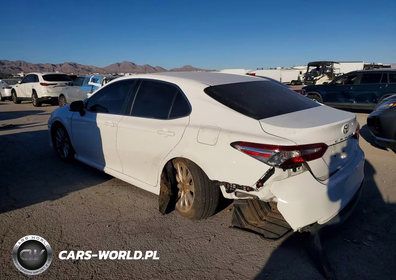 2018 Toyota Camry Le VIN:4T1B11HKXJU620720 - 2